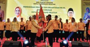 Ketua DPD Golkar Kota Tangsel, Airin Rachmi Diany lantik pengurus partai tingkat Kecamatan dan Kelurahan.