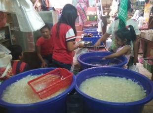 Salah satu penjual kolang kaling pasar Serpong, Kecamatan Serpong Kota Tangerang Selatan