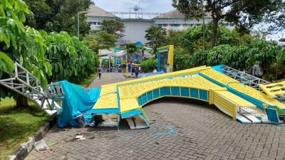 Gapura selamat datang yang ambruk akibat angin kencang.