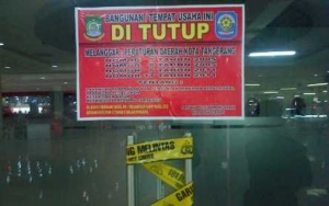 Tampak segel yang terpasang di pintu masuk Princess Karaoke milik artis Syahrini