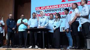 Ketua TKD Prabowo-Gibran Kota Tangsel, Mochamad Ramlie dan jajaran lainnya usai dikukuhkan oleh TKD Provinsi Banten, Airin Rachmi Diany.