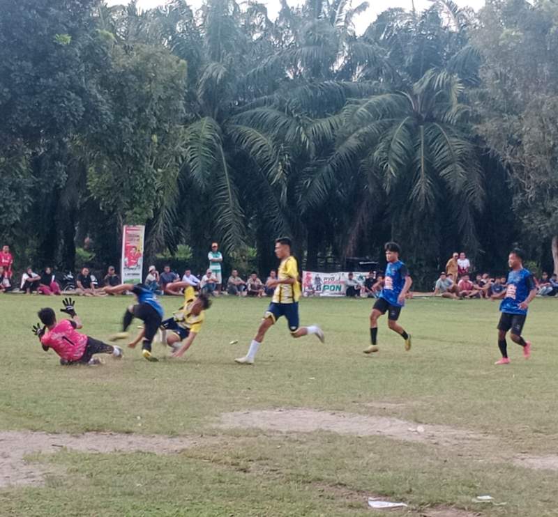 Kiper PS Gunung Pamela menghalau bola dari tendangan keras pemain PS Putra WMC.