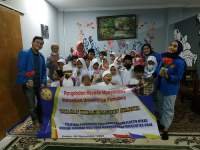 Pelatihan Menggunakan Plastik Bekas menjadi Tanaman Hias