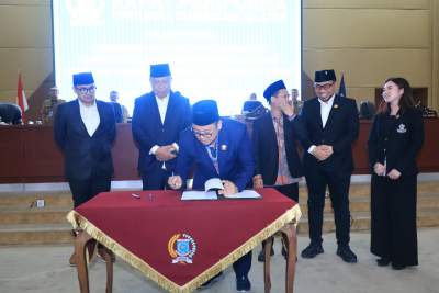 Ketua DPRD Tangsel, Abdul Rasyid menandatangani APBD Perubahan 2026 dalam rapat paripurna bersama wali kota.