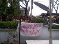 Kasus Pembunuhan Eno Kembali Disidangkan, Puluhan Warga Serang Aksi Depan PN Tangerang