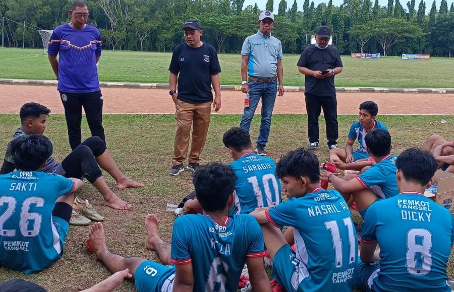 Pelatih Persitangsel U-17 Roji dan Drajat Sumarsono saat memberikan pengarahan kepada para pemainnya saat istirahat babak babak pertama piala Suratin di Stadion Heroik Grup 1 Kopassus, Serang.