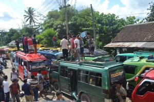 Tuntut Perbaikan, Sopir Angkutan Malingping-Serang Bolkir Jalan