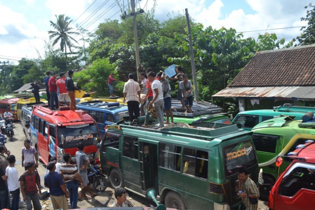 Tuntut Perbaikan, Sopir Angkutan Malingping-Serang Bolkir Jalan
