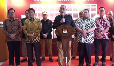 Ketua KPU Hasyim Asy'ari bersama Bawaslu dan DKPP menyampaikan sikap soal revisi PKPU No. 10 Tahun 2023 di Gedung KPU RI, Jakarta, Rabu  (10/5/2023).