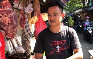 Lida, Pedagang daging di Pasar Ciputat, Kota Tangsel resah dengan merebaknya wabah PMK yang menyasar hewan ternak