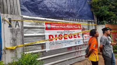 Bangunan Pabrik masker di Jalan Karya Utama 1, Pondok Karya, Kecamatan Pondok Aren yang disegel Pol PP Tangsel.