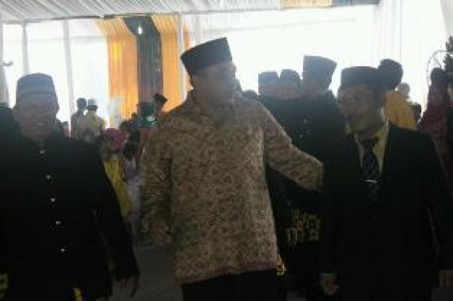 Pondok Aren- Bupati Tangerang,A Zaki Iskandar, saat Menjadi saksi Pernikahan Putri Anggota DPRD Kab.Tangerang di Pondok Aren,Jum'at (15/11)DT