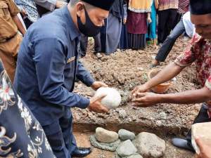 (KUA),Toni Nasrianto Lakukan Peletakan Batu Pertama Pembangunan Masjid Nurul Huda Kampung Tanjung Gadang