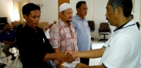 Lurah Gandasari menyerahkan pinjaman tambahan modal bergulir kepada pedagang kecil
