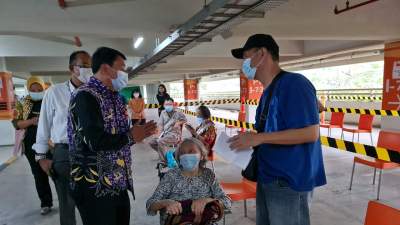 Rudi Maesyal  Tinjau Vaksinasi Lansia di Lippo Karawaci