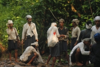 17 Baduy dalam sedang istirahat, mereka menempuh ratusan kilo meter untuk mengikutu Seba. (by Mamo)