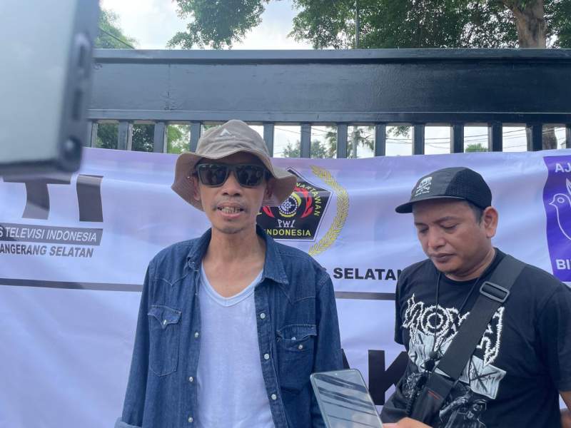 Ketua PWI Tangsel Ahmad Eko didampingi Sekretaris Idral Mahdi (kanan)