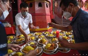 Vihara Dharma Bakti atau Klenteng Tek Yen di Jakarta Sediakan Makanan Buka Puasa untuk Umat Muslim. (Antara)