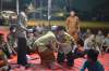 Ramaikan HUT Bhayangkara, Warga Dihibur Dengan Lomba Panjat Pinang