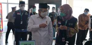 Wapres Ma&#039;aruf Amin saat melakukan peninjauan simulasi vaksinasi Covid-19 di Puskesmas Cikarang, Kabupaten Bekasi, Provinsi Jawa Barat, Kamis (19/11/2020). (Kominfo RI)