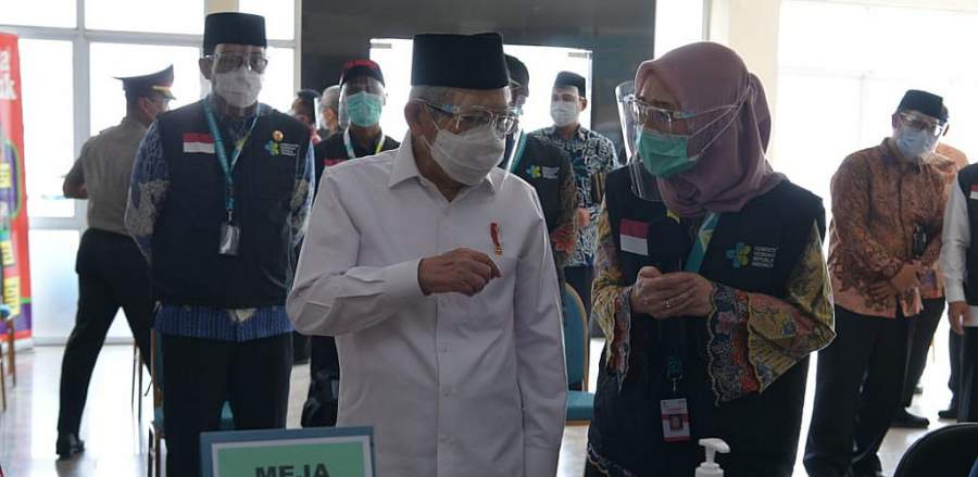 Wapres Ma'aruf Amin saat melakukan peninjauan simulasi vaksinasi Covid-19 di Puskesmas Cikarang, Kabupaten Bekasi, Provinsi Jawa Barat, Kamis (19/11/2020). (Kominfo RI)