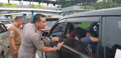 Sapa Pemudik Lebaran, Kabid Humas Polda Banten beri Himbauan di Pelabuhan Merak.