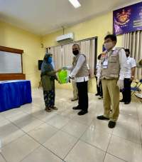 Bupati Zaki dan Universitas Pramita Indonesia Salurkan Sembako Kepada Warga