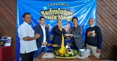 Ketua PWI Tangsel, Ahmad Eko Nursanto serahkan tumpeng kepada Ketua DPRD dan Kepala Dinas Komunikasi dan Informasi Tangsel sebagai pertanda dimulainya kejuaraan invitasi tersebut.