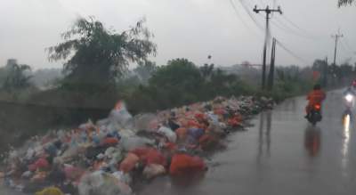 menumpuknya sampah dijalan cisoka-maja