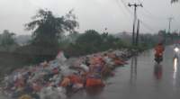 menumpuknya sampah dijalan cisoka-maja
