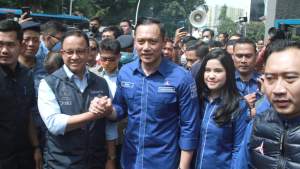 Gubernur DKI Jakarta Anies Rasyid Baswedan bersama Ketua Umum Partai Demokrat Agus Harimurti Yudhoyono (AHY).