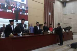 Anggota Fraksi PDI Perjuangan, Dermawan Lase serahkan berkas tanggapan terhadap empat usulan Raperda Pemkot Tangsel.