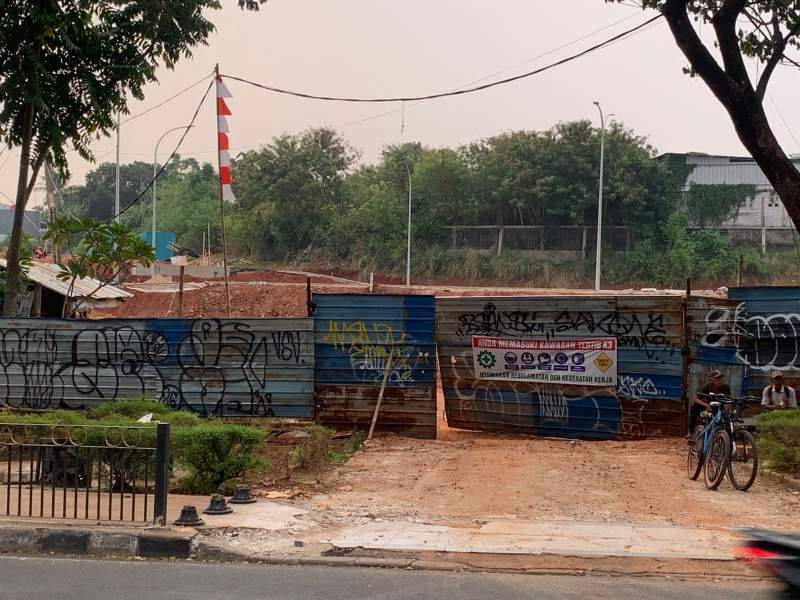 Akses Keluar Masuk Pembangunan Pool Taksi Listrik Green SM Rusak Jalur Pedestrian di Ciater