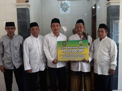 Jumling Perdana, Mad Romli Serahkan Bantuan Ke DKM Assalam Cisauk