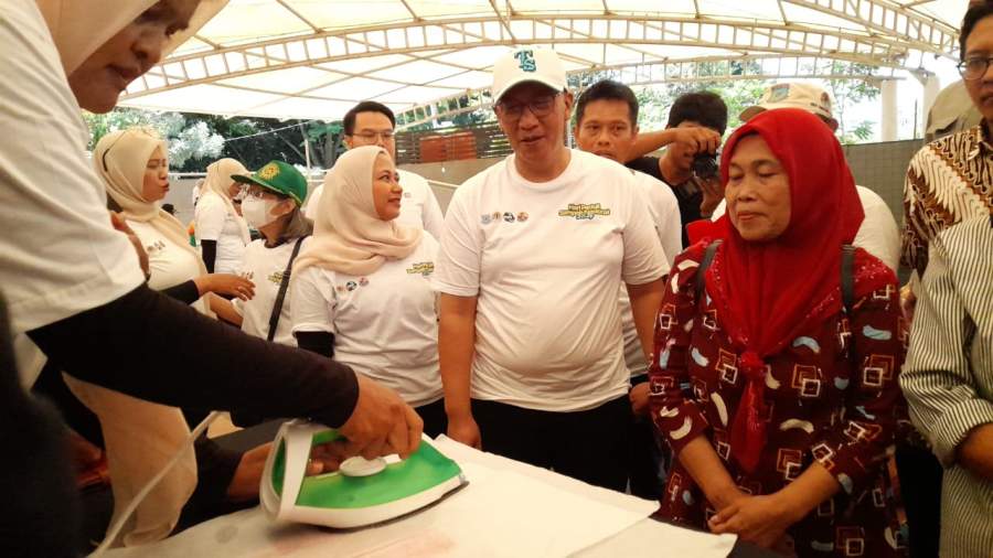 Sekretaris Daerah Bambang Noertjahyo bersama Kepala DLH Tangerang Selatan Wahyunoto Lukman menyaksikan peragaan penanganan sampah plastik oleh komunitas peduli sampah Kota Tangerang Selatan.