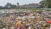 Camat  Sebut Sampah  Berasal dari Pasar Kresek