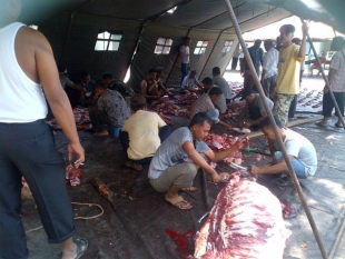 Warga sedang mengantri dibagi hewan kurban depan Kodim