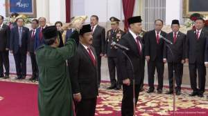 Presiden Jokowi melantik Hadi Tjahjanto sebagai Menko Polhukam di Istana Negara, Jakarta, Rabu (21/2/2024).