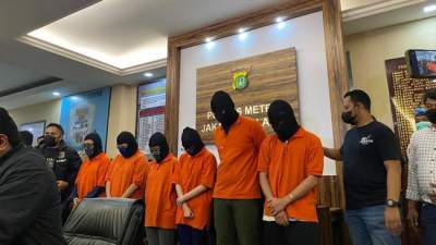 Konferensi pers keenam tersangka karyawan Holiwings. (Karin/detik)