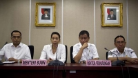 Menteri BUMN Rini Soemarno (kedua kiri) bersama Menteri Perhubungan Ignasius Jonan (kedua kanan), Direktur Utama PT Angkasa Pura II Budi Karya Sumadi (kiri) dan Komisaris Utama PT Angkasa Pura II Edy Wibowo (kanan) menggelar jumpa pers terkait direksi baru PT Angkasa Pura II di Jakarta, Kamis (15/1). Direksi baru PT Angkasa Pura II yang dipimpin oleh Dirut Budi Karya Sumadi diminta untuk segera melakukan pembenahan untuk mewujudkan target World Class Company.