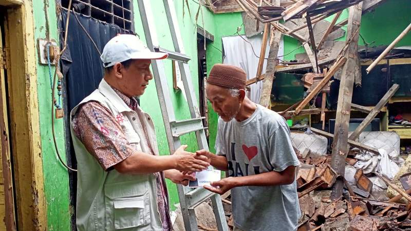 Beri Bantuan, Juheni Tinjau Rumah Roboh di Lopang