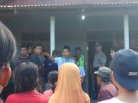 penemuan sosok mayat pria yang gantung diri