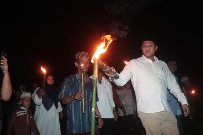 Wakil Bupati Serdang Bedagai, Adlin Tambunan Jalan Kaki Dengan Warga IIkut Pawai Obor Peringatan 1 Muharram