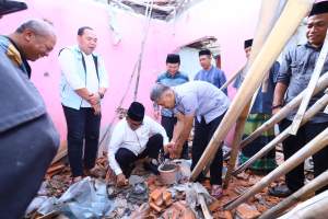 Andra Soni Bantu Bangun Rumah Warga Pinang