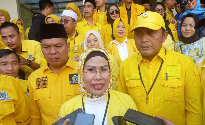 Ratu Tatu Chasanah Antar Bacaleg DPRD Daftar ke KPU Banten