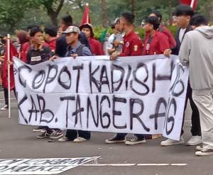 Desak  Kadishub Dicopot, Mahasiswa Geruduk Gedung  DPRD