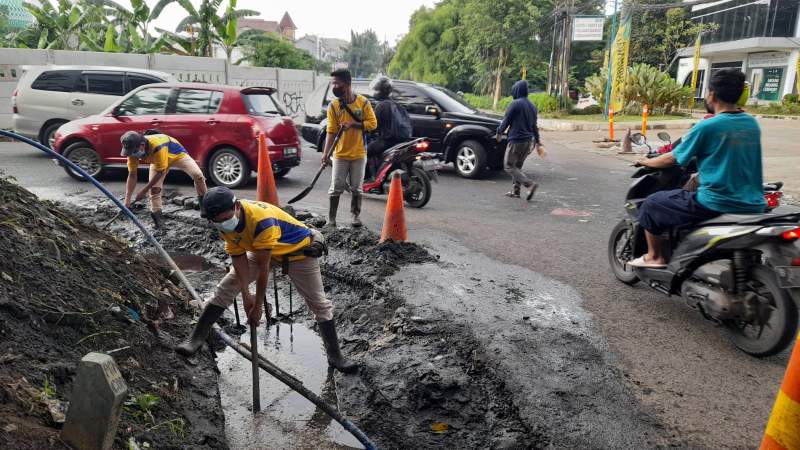 Petugas UPTD Jalan dan Jembatan DPUPR Provinsi Banten lakukan pengecekan dan perawatan drainase dan gorong-gorong di pertigaan jalan Tanah Tingal, Ciputat, Tangsel.