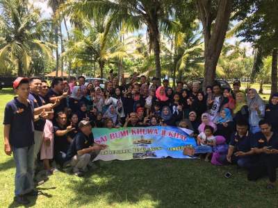 arisan kekeluargaan yang dilakukan di Pantai Tanjung Tum, Anyer, Serang 