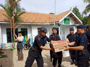 Anggota Brimob Detasemen B Pelopor Polda Banten Sedang Memberikan Bantuan ke Yayasan Karya Asih