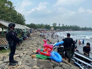 Satbrimob Polda Banten Gelar Patroli di Pantai Anyer